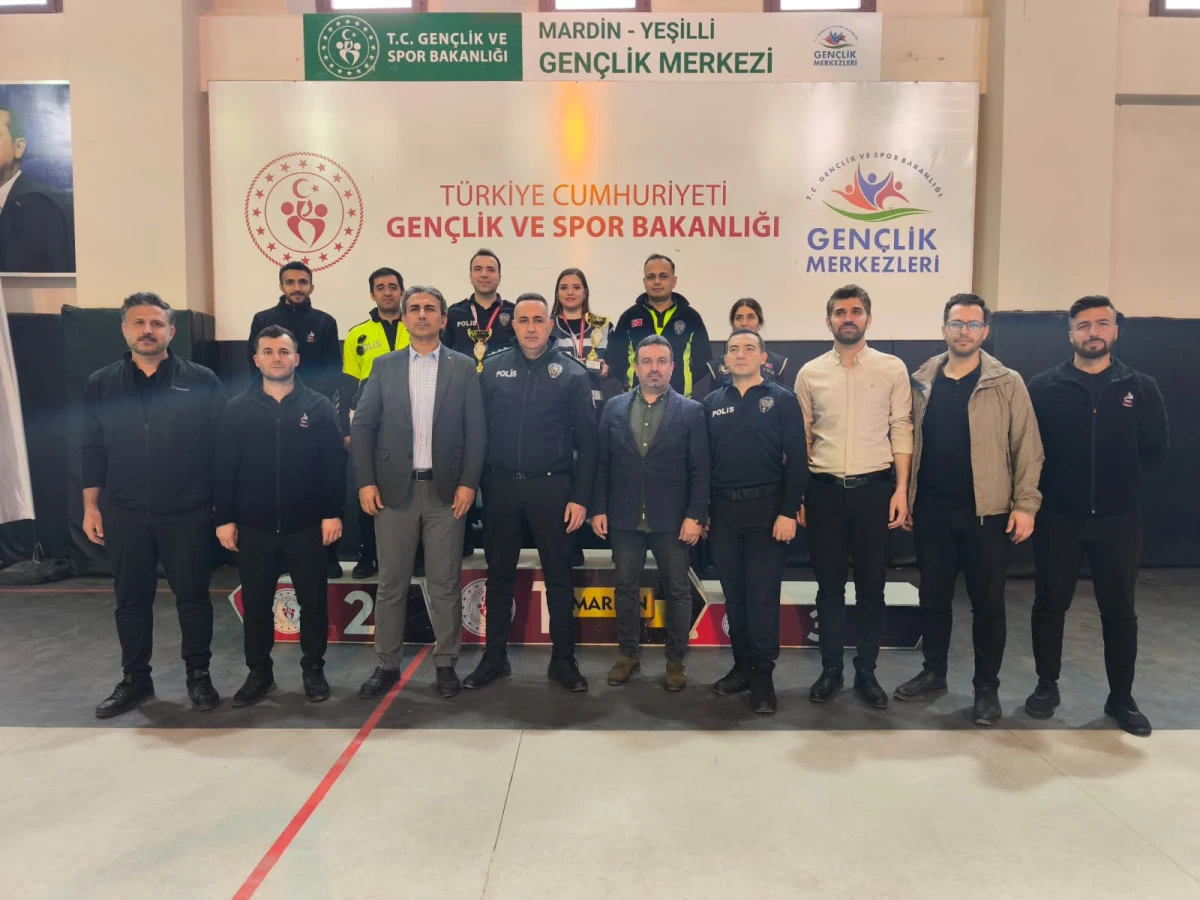 Yeşilli&rsquo;de &ldquo;Polis Amcalarla&rdquo; Badminton Dostluk Ma&ccedil;ı: Raketler Gelecek İ&ccedil;in Sallandı!