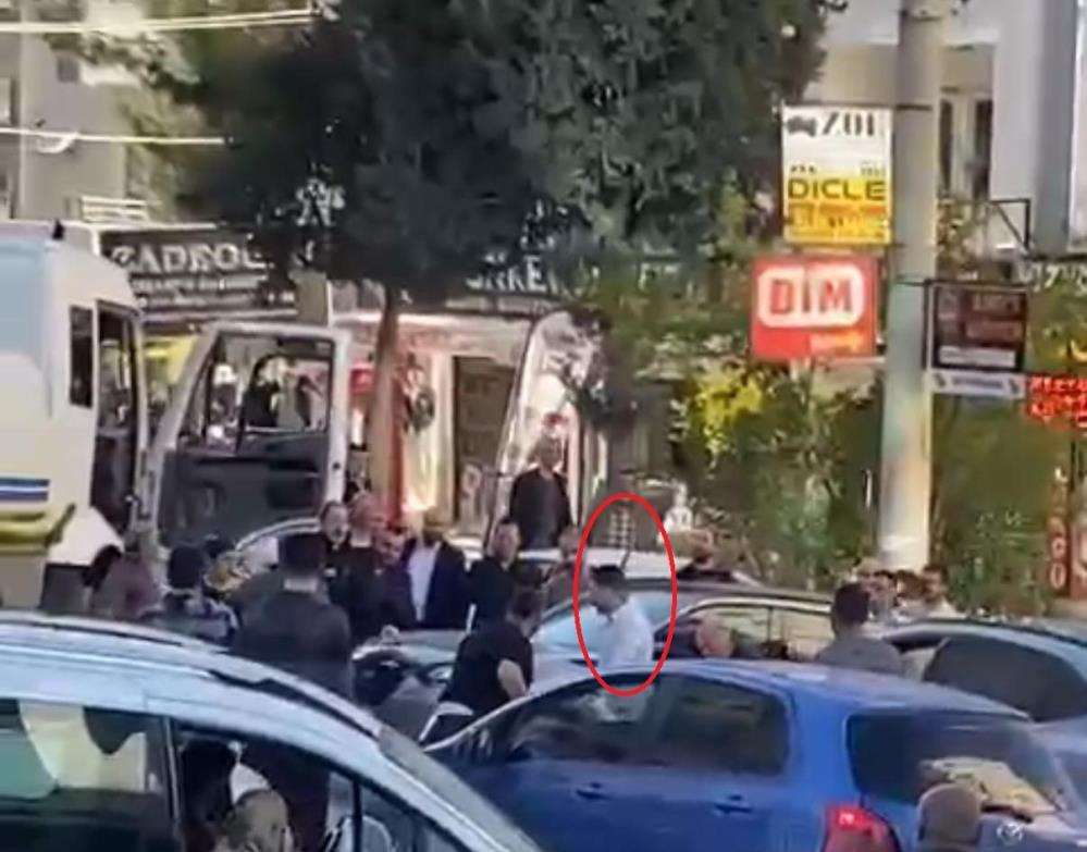 Yol kavgasında kendi sopasıyla dayak yedi: O anlar kamerada