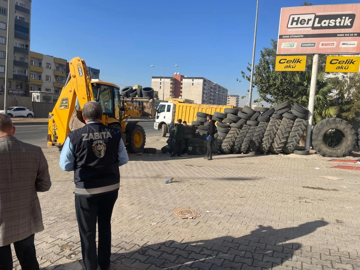 Yol kenarına bırakılan lastikler kaldırıldı