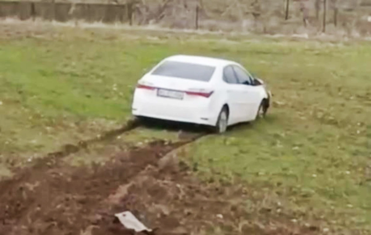 Yoldan &ccedil;ıkan otomobil tarlaya girdi