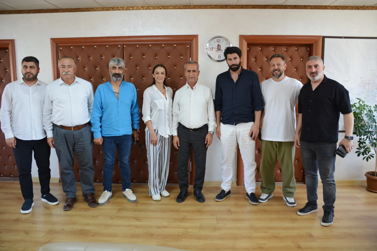 Zerhun’ Dizisi Ekibinden Başkan İpek’e Ziyaret