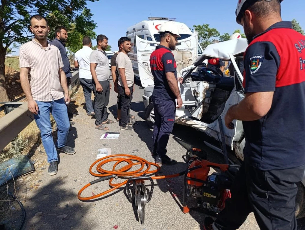 Zincirleme kazada araçta sıkışan 2 kişi yaralandı
